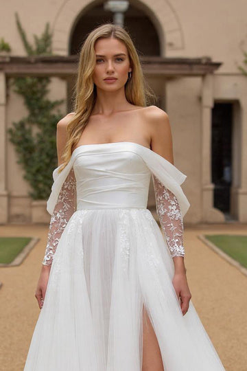Ivoire Une ligne dénudée Épaule Ruchée Cour Train Robe de mariée avec appliques de dentelle